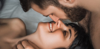 10 najczęstszych błędów w łóżku para w łóżku zbliżenie na zadowoloną kobietę