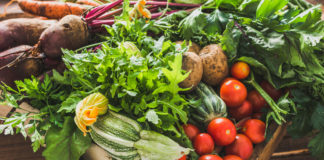 Warzywa i owoce – jak je przygotowywać i spożywać, aby nasz organizm maksymalnie z nich skorzystał? świeże warzywa wiosenne w skrzynce