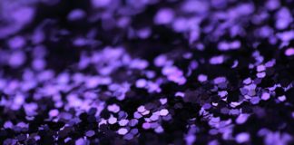 Lubisz błyszczeć? Poznaj odzież i obuwie, dzięki którym będziesz lśnić. Oto najmodniejsze propozycje na wiosnę i lato 2020 cekiny