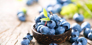 Smak jagód w domowych przepisach – zobacz, jak wykorzystać w kuchni te owoce! jagody w koszyczku