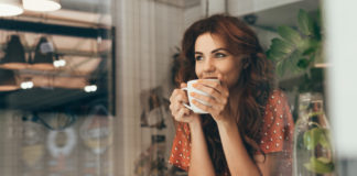 Uwielbiasz kawę? Oto 3 powody, które mogą przekonać cię, że w twojej kuchni powinien pojawić się ekspres do kawy! kobieta pijąca kawę w kuchni