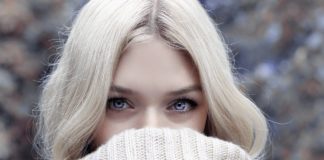 Atopowe a łojotokowe zapalenie skóry – czym się różnią? kobieta zasłaniająca twarz golfem