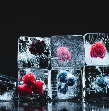 Które produkty spożywcze można mrozić i przez jak czas? owoce zamrożone w kostkach lodu