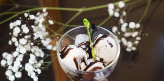 Podaj deser jak w kawiarni – 4 rady jak podać deser w pucharkach na lody lody w ozdobnym pucharku na lody