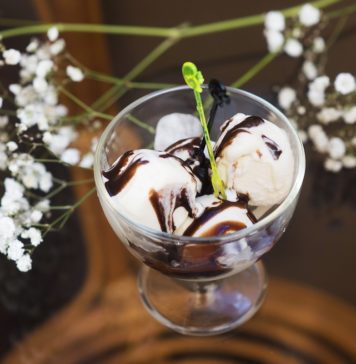 Podaj deser jak w kawiarni – 4 rady jak podać deser w pucharkach na lody lody w ozdobnym pucharku na lody