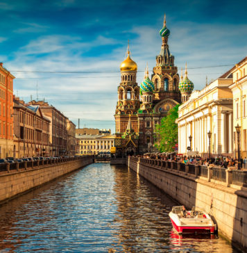 Dlaczego warto odwiedzić Sankt Petersburg i co koniecznie trzeba tam zobaczyć? cerkiew na krwi sankt petersburg rosja