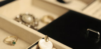 Jak dbać o biżuterię – wskazówki dotyczące użytkowania, czyszczenia i przechowywania szkatułka z biżuterią