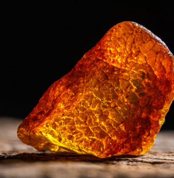 Jakie rzeczywiste właściwości potrafią mieć kamienie szlachetne i minerały? Fakty i mity bursztyn na stole