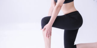 Czym jest gimnastyka żylna? kobieta ćwicząca w czarnych legginsach