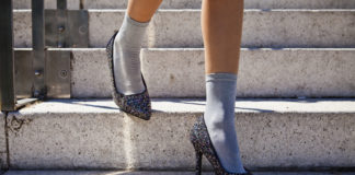 Szalone skarpetki – z czym je nosić latem? kobieta w szpilkach i skarpetkach