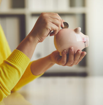 8 porad jak zacząć oszczędzać na produktach kobieta wkładająca monetę do świnki skarbonki