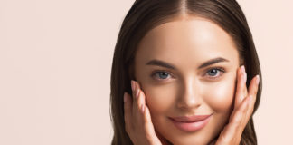 Masaż twarzy – jakie potrafi przynieść korzyści? piekna kobieta dotykająca twarzy masaż twarzy