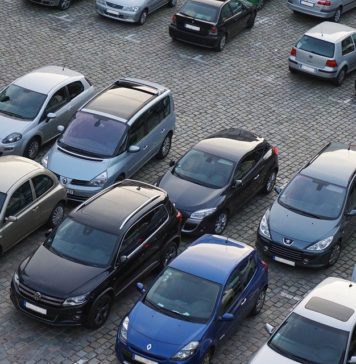 Szkoda parkingowa – jak powinnaś się zachować? samochody na parkingu