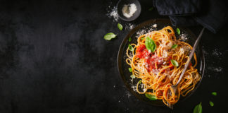 Przepisy na prawdziwe spaghetti bolognese i carbonara – przyrządź samodzielnie i poczuj różnicę! makaron bolognese