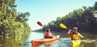 Spływy kajakowe — skąd się bierze ich popularność? spływ kajakowy rzeką