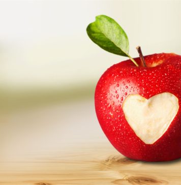Odkryj codzienne nawyki, które wesprą zdrowie twojego serca czerwone jabłko z wyciętym symbolem czerwonego serca