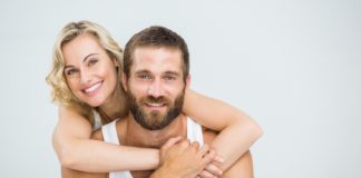 Problemy w związku – sygnały, że coś się psuje zadowolona para w łóżku