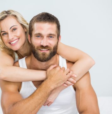 Problemy w związku – sygnały, że coś się psuje zadowolona para w łóżku