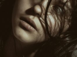 zbliżenie na kobiece usta