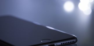 Zgubiony lub skradziony telefon – co możesz zrobić? apple telefon na stole