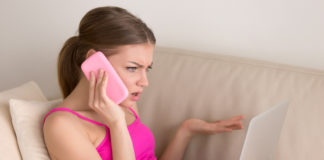 Jakie mogą być problemy awarii lub braku internetu w domu? Jak można sobie z nimi poradzić? dziewczyna denerwująca się z powodu awarii internetu