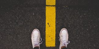 Damskie sneakersy – z czym je nosić? białe damskie conversy