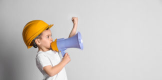 Jak nauczyć dziecko samodzielności, czyli kilka słów o zabawkach Klein chłopiec w kasku z zabawkowym megafonem