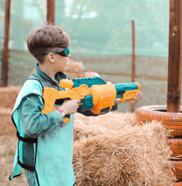 Bezpieczne zabawki militarne – jak je znaleźć? chłopiec z zabawkową wyrzutnią