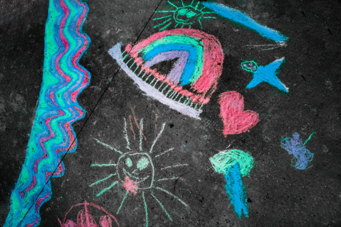 dziecięcy obrazek narysowany kredą na chodniku