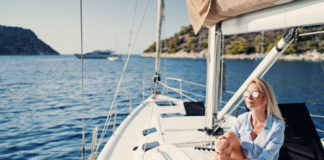 Patent żeglarski – co należy zrobić i jakie warunki trzeba spełnić, aby go uzyskać? dziewczyna na jachcie