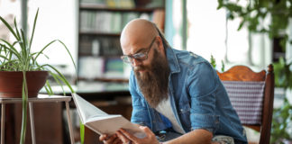 Najciekawsze letnie i jesienne książkowe premiery tego roku hipster czytający książkę