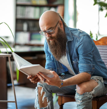 Najciekawsze letnie i jesienne książkowe premiery tego roku hipster czytający książkę