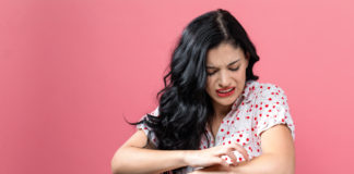 Jak skutecznie chronić się przed ukąszeniami komarów i kleszczy? Kilka praktycznych porad kobieta drapiąca się po ręce