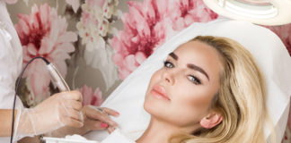 Metody makijażu permanentnego brwi – którą wybrać? piekna blondynka podczas wykonywania zabiegu brwi permanentnych