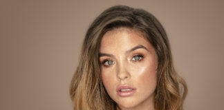 Promienna skóra latem – jakie zabiegi w gabinecie medycyny estetycznej wybrać piękna naturalna kobieta z piegami i długimi falowanymi włosami