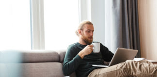 Nie zadowala Cię jakość dźwięku w Twoim komputerze? Te proste wskazówki mogą pomóc Ci ją poprawić mężczyzna na kanapie z laptopem