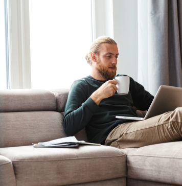 Nie zadowala Cię jakość dźwięku w Twoim komputerze? Te proste wskazówki mogą pomóc Ci ją poprawić mężczyzna na kanapie z laptopem