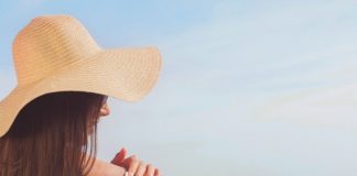 Młodość i piękna opalenizna w jednej kapsułce! kobieta smarująca się kremem do opalania