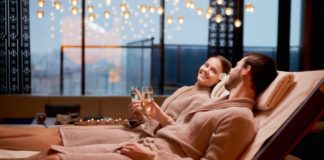 Weekend w SPA w Beskidzie Żywieckim para młodych ludzi relaksujących się w spa