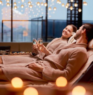 Weekend w SPA w Beskidzie Żywieckim para młodych ludzi relaksujących się w spa