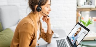 Gdy pracujesz z domu praca zdalna kobieta pracująca na laptopie