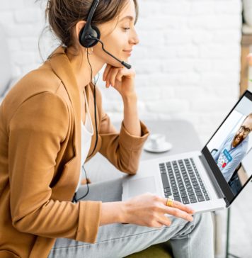 Gdy pracujesz z domu praca zdalna kobieta pracująca na laptopie