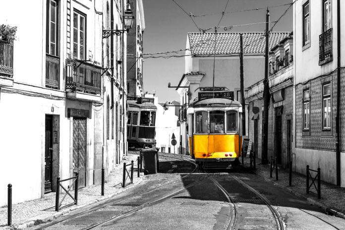 żółty tramwaj w Lisbonie żółty tramwaj w Lisbonie
