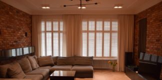 Shuttersy nie tylko do okien? 4 pomysły na nieoczywiste wykorzystanie drewnianych okiennic drewniane okiennice wewnętrzne