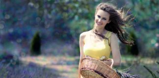 Sukienki letnie – odpowiednie dla każdej kobiety dziewczyna na łące w żółtej sukience