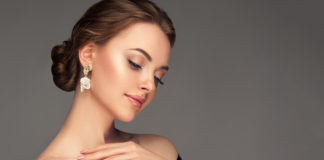 Uzupełnij swój styl szlachetnymi dodatkami – wybierz klasyczne kolczyki piękna kobieta ze złotymi kolczykami