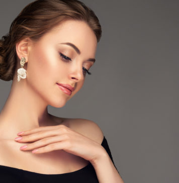 Uzupełnij swój styl szlachetnymi dodatkami – wybierz klasyczne kolczyki piękna kobieta ze złotymi kolczykami
