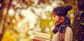 Jesienne premiery książkowe jesień kobieta czytająca ksiązkę