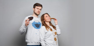 Elegancka bluzka do karmienia – idealny pomysł na prezent bluzki tematyczne dla par