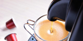 Czy mini ekspres do kawy będzie w stanie sprostać wielkim potrzebom? Sprawdzamy! mini ekspres do kawy